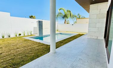 Residencia en Venta con Recamara en Planta Baja y Alberca Canteras $19,200,000
