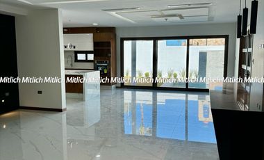 Residencia en Venta con Recamara en Planta Baja y Alberca Canteras $19,200,000