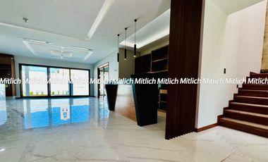 Residencia en Venta con Recamara en Planta Baja y Alberca Canteras $19,200,000