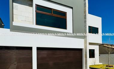 Residencia en Venta con Recamara en Planta Baja y Alberca Canteras $19,200,000