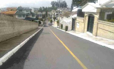 DEPARTAMENTO SEMIAMOBLADO DE  3 HABITACIONES, SECTOR EMBAJADA AMERICANA, COLEGIO SEK, URBANIZACIÓN CON GUARDIANÍA 24 HORAS.