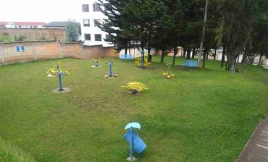 DEPARTAMENTO SEMIAMOBLADO DE  3 HABITACIONES, SECTOR EMBAJADA AMERICANA, COLEGIO SEK, URBANIZACIÓN CON GUARDIANÍA 24 HORAS.