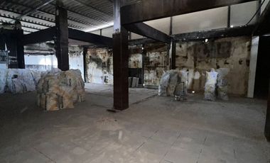 En venta local comercial en Urdesa central. (JP)