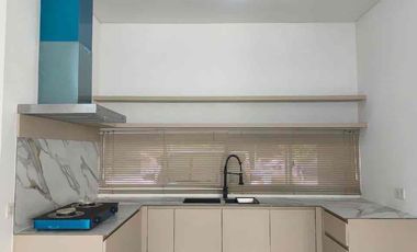 Disewakan Rumah 2 Lantai Semi Furnish Siap Huni di Graha Natura, Surabaya Barat