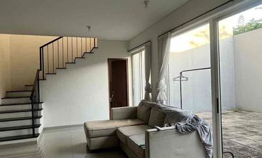 Disewakan Rumah 2 Lantai Semi Furnish Siap Huni di Graha Natura, Surabaya Barat