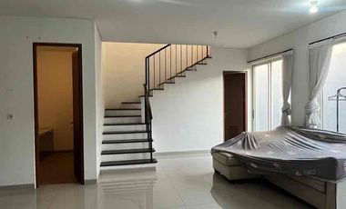 Disewakan Rumah 2 Lantai Semi Furnish Siap Huni di Graha Natura, Surabaya Barat