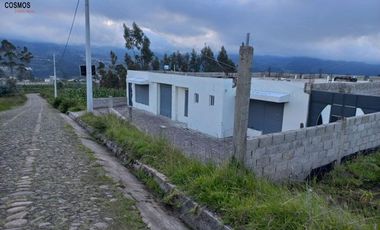 Venta de casa con terreno en Otavalo vía Lechero