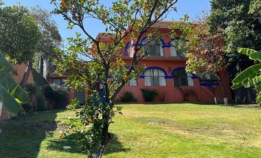 ESPECTACULAR RESIDENCIA CON  AMPLIO TERRENO EN EL CORAZÓN DE CUERNAVACA