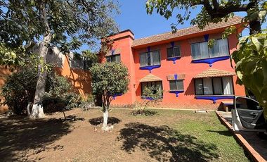 ESPECTACULAR RESIDENCIA CON  AMPLIO TERRENO EN EL CORAZÓN DE CUERNAVACA
