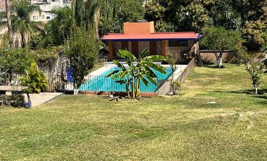 ESPECTACULAR RESIDENCIA CON  AMPLIO TERRENO EN EL CORAZÓN DE CUERNAVACA