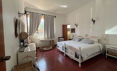 ESPECTACULAR RESIDENCIA CON  AMPLIO TERRENO EN EL CORAZÓN DE CUERNAVACA