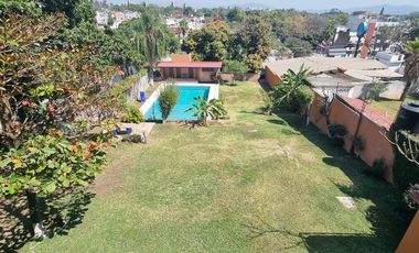 ESPECTACULAR RESIDENCIA CON  AMPLIO TERRENO EN EL CORAZÓN DE CUERNAVACA