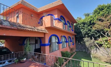 ESPECTACULAR RESIDENCIA CON  AMPLIO TERRENO EN EL CORAZÓN DE CUERNAVACA