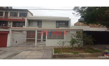 Casa Por Remodelar En Urb. Los Cipreses (Lima)