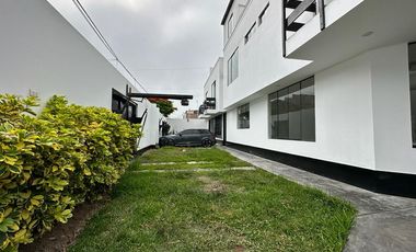 LINDA CASA CON PATIO Y JARDÍN EN CONDOMINIO