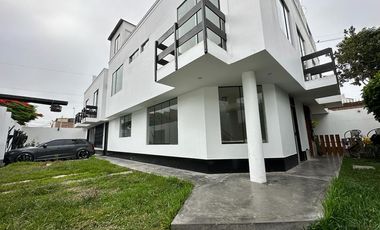 LINDA CASA CON PATIO Y JARDÍN EN CONDOMINIO