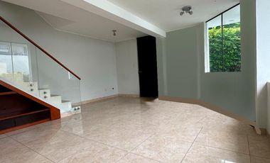 LINDA CASA CON PATIO Y JARDÍN EN CONDOMINIO