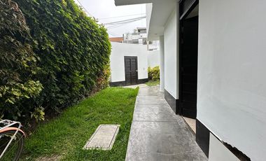 LINDA CASA CON PATIO Y JARDÍN EN CONDOMINIO