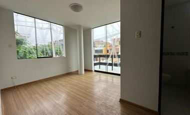 LINDA CASA CON PATIO Y JARDÍN EN CONDOMINIO
