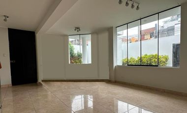 LINDA CASA CON PATIO Y JARDÍN EN CONDOMINIO