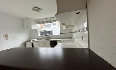 LINDA CASA CON PATIO Y JARDÍN EN CONDOMINIO