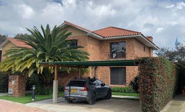 ARRIENDO O VENDO HERMOSA CASA EN CONJUNTO CERRADO SOTOGRANDE, MILLA DE ORO, CAJICA- CUNDINAMARCA.