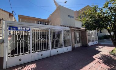 VENTA CASA CERCA DE AV. MARIANO OTERO, JARDINES DEL BOSQUE, GUADALAJARA