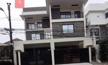 House for rent 3 storey semi furnished in Multinational Village Paranque near COD, Solaire,Okada, Naia