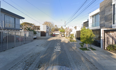 Valle de Los Olmos, Jardines del Valle, Zapopan, Jalisco, México. Hermosa casa en remate bancario. Oportunidad única de inversión. no créditos.