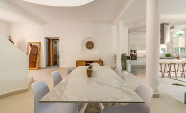 Preciosa casa enorme con muebles y acabados ideales, 5 recámaras más casita aparte