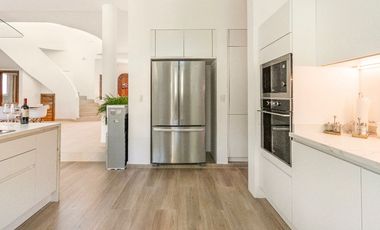 Preciosa casa enorme con muebles y acabados ideales, 5 recámaras más casita aparte