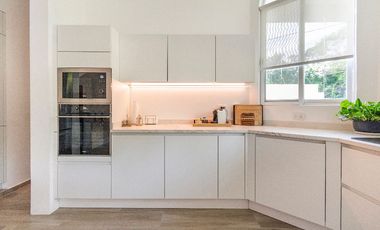 Preciosa casa enorme con muebles y acabados ideales, 5 recámaras más casita aparte