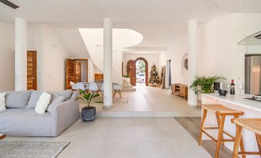 Preciosa casa enorme con muebles y acabados ideales, 5 recámaras más casita aparte
