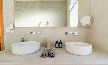 Preciosa casa enorme con muebles y acabados ideales, 5 recámaras más casita aparte