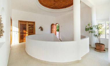 Preciosa casa enorme con muebles y acabados ideales, 5 recámaras más casita aparte