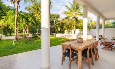 Preciosa casa enorme con muebles y acabados ideales, 5 recámaras más casita aparte