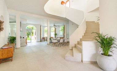 Preciosa casa enorme con muebles y acabados ideales, 5 recámaras más casita aparte