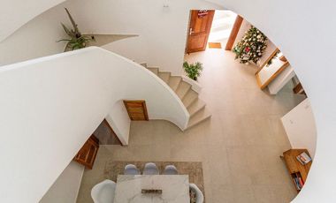 Preciosa casa enorme con muebles y acabados ideales, 5 recámaras más casita aparte