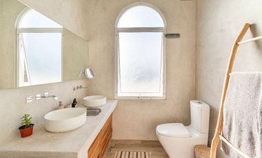 Preciosa casa enorme con muebles y acabados ideales, 5 recámaras más casita aparte