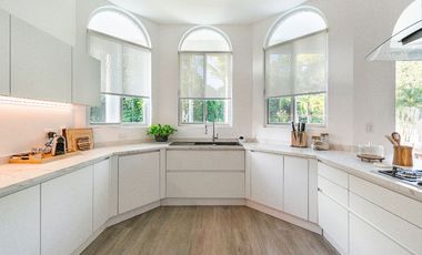 Preciosa casa enorme con muebles y acabados ideales, 5 recámaras más casita aparte