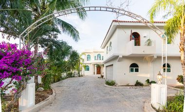 Preciosa casa enorme con muebles y acabados ideales, 5 recámaras más casita aparte