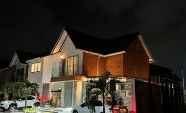 VENTA CASA DUBAI ESQUINERA