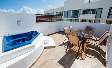 Venta de Amplia Penthouse de 175 m² en Centro Playa del Carmen con Rooftop y Jacuzzi Privada
