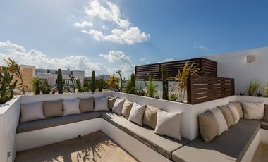 Venta de Amplia Penthouse de 175 m² en Centro Playa del Carmen con Rooftop y Jacuzzi Privada