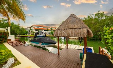 Casa Remodelada con Muelle en Venta, Isla Dorada Residencial, Cancún Quintana Roo.