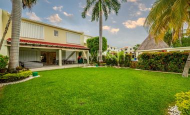 Casa Remodelada con Muelle en Venta, Isla Dorada Residencial, Cancún Quintana Roo.