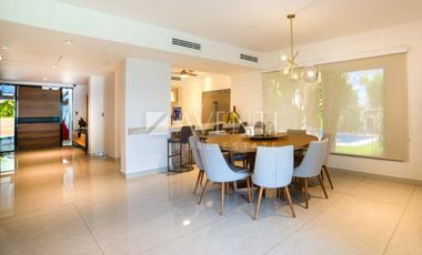 Casa Remodelada con Muelle en Venta, Isla Dorada Residencial, Cancún Quintana Roo.