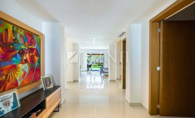 Casa Remodelada con Muelle en Venta, Isla Dorada Residencial, Cancún Quintana Roo.