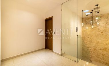 Casa Remodelada con Muelle en Venta, Isla Dorada Residencial, Cancún Quintana Roo.