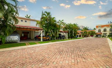 Casa Remodelada con Muelle en Venta, Isla Dorada Residencial, Cancún Quintana Roo.